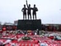 United fans pay tribute to Denis Law, the ‘emblem’ of a generation