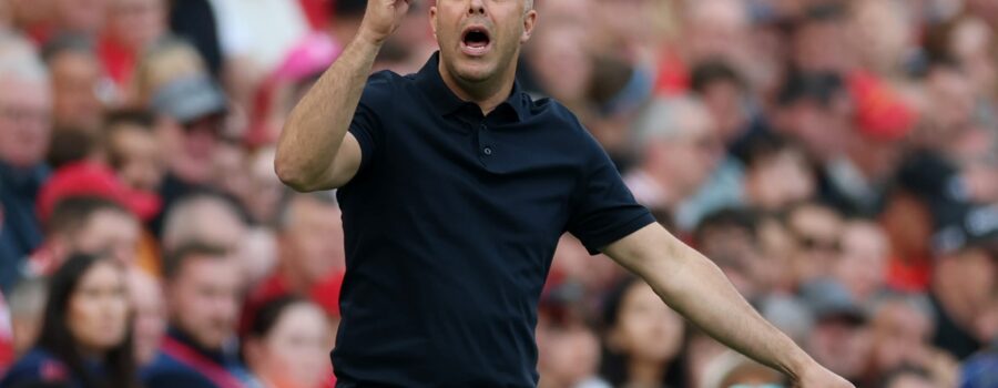 (Video) Arne Slot couldn’t hide his anguish as Andy Robertson sees stoppage-time goal disallowed